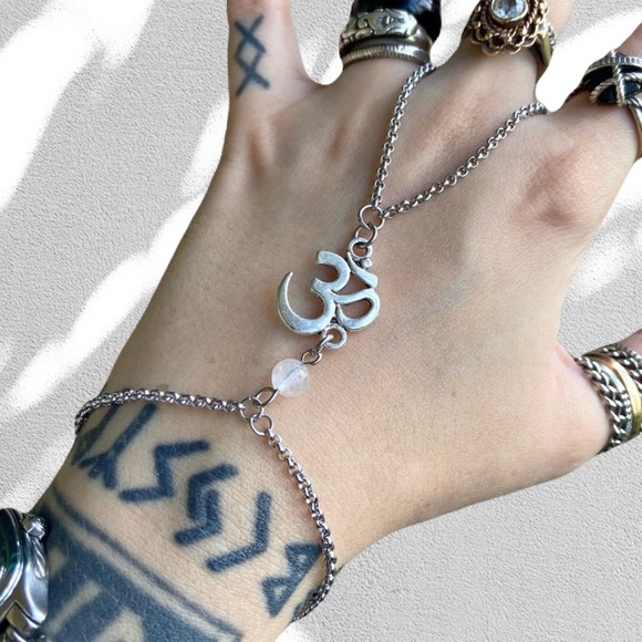 Hand piece om sign & clear quartz slave bracelet - Picture 6 of 10